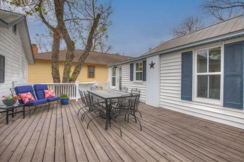 Awesome Haus with Gameroom, 4Blks to Center of Town! in Fredericksburg, USA