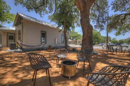 Historic Hideaway Stroll to Schlitterbahn in New Braunfels, USA