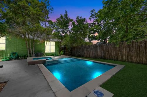 Clover Haus 2 Blks to Main St with Pool and Spa! in Fredericksburg, USA