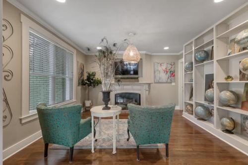 Clover Haus 2 Blks to Main St with Pool and Spa! in Fredericksburg, USA