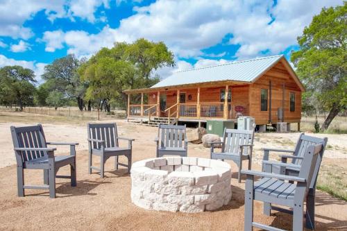 Rustic Cabin with Firepit and Grill - 10 mins to Main St in Fredericksburg, USA