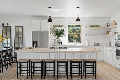 The Point Serene Hill Country Views with Pool & Hot Tub in Luckenbach, USA