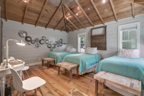 Clover Haus 2 Blks to Main St with Pool and Spa! in Fredericksburg, USA