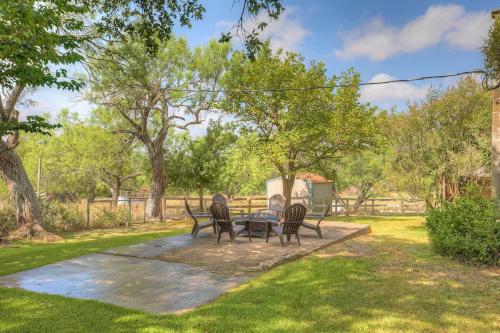 Historic Log Cabin Retreat Near Town on 5 Acres! in Fredericksburg, USA