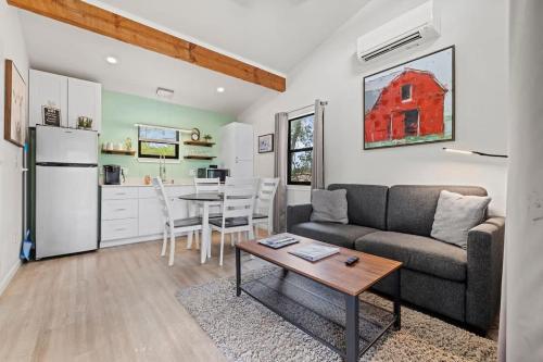 Rivers Edge Cottages with Hot Tub in Tivydale, USA
