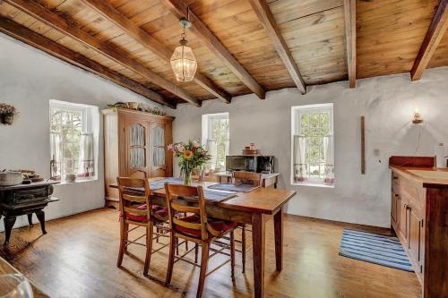 Historic Log Cabin Retreat Near Town on 5 Acres! in Fredericksburg, USA