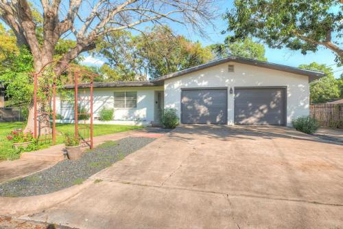 Stylish Home - Lrg Yard with games Grill & Hot Tub in Fredericksburg, USA