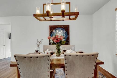 Gorgeous Bluebonnet House with Deck and Fire Pit in Fredericksburg, USA