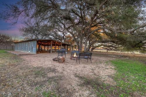Willies House with Country Views - Shared Party Barn in Fredericksburg, USA
