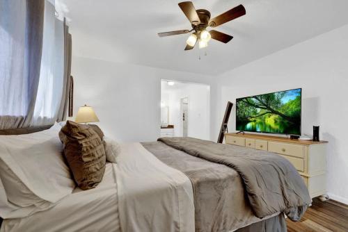 Bayer Guest Haus-Hot Tub and Fire Pit in Fredericksburg, USA