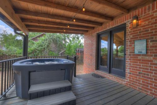 Alcove: Steps to Main St-High End Home w/Hot-tub! in Fredericksburg, USA