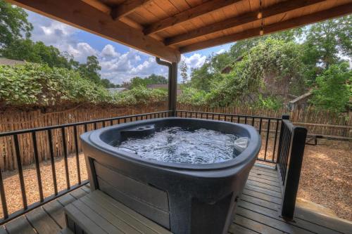 Alcove: Steps to Main St-High End Home w/Hot-tub! in Fredericksburg, USA
