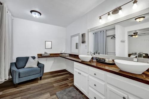 Bayer Guest Haus-Hot Tub and Fire Pit in Fredericksburg, USA