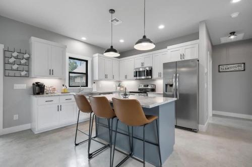 Luxury Home 3blck from Main St with FirePit in Fredericksburg, USA