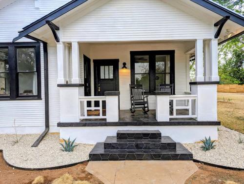 Luxury 1 Acre Oasis with Hot tub-Firepit Near Main! in Fredericksburg, USA