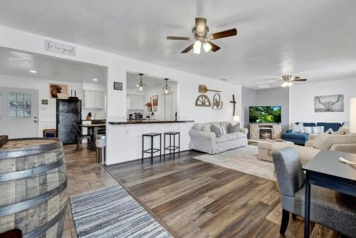 Bayer Guest Haus-Hot Tub and Fire Pit in Fredericksburg, USA
