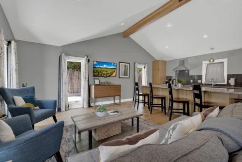 Alcove: Steps to Main St-High End Home w/Hot-tub! in Fredericksburg, USA