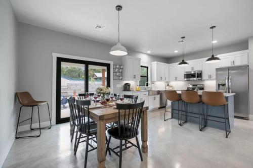 Luxury Home 3blck from Main St with FirePit in Fredericksburg, USA