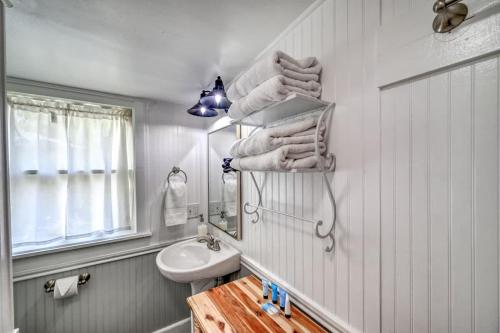 Charming Cottage Near Main with Patio&FirePit!! in Fredericksburg, USA
