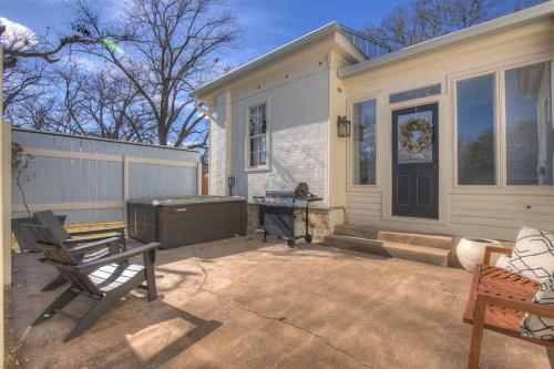 Gorgeous Home 1 Blk from Main with Hot Tub & Fire Pit! in Fredericksburg, USA
