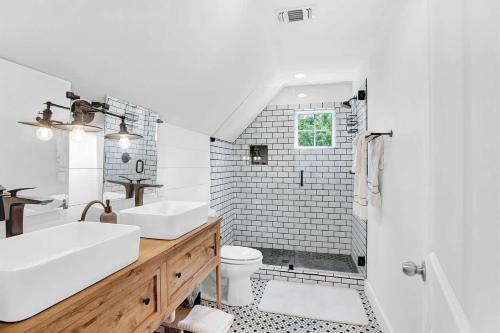 Stunning Home with Hot Tub - Walk to Main in Fredericksburg, USA