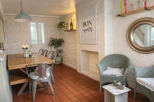 Georgian Country Cottage nr Babington House in Buckland Dinham