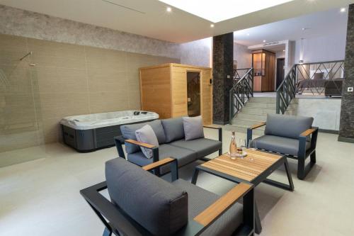 1 king bed, 1 sofa bed