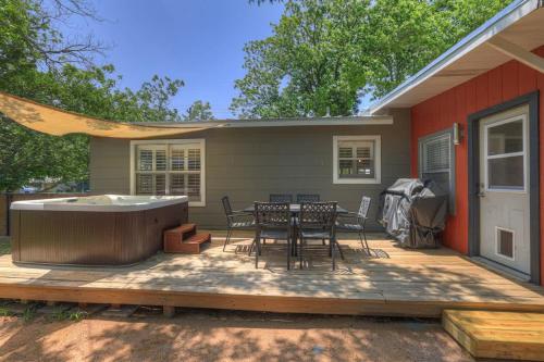 Luxury Mid Century Charmer Near Historic Main St in Fredericksburg, USA