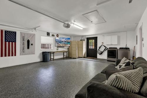 Eclectic Fun Haus with Hot Tub - 3 Min Drive to Main in Fredericksburg, USA