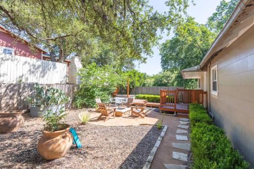Two Unit Oasis with Two Hot Tubs in Fredericksburg, USA