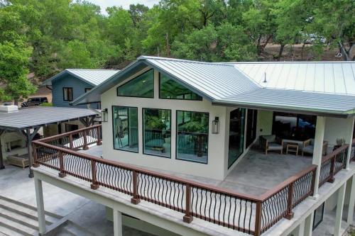 Luxury Riverfront Villa with Firepit & Gameroom! in Canyon Lake, USA