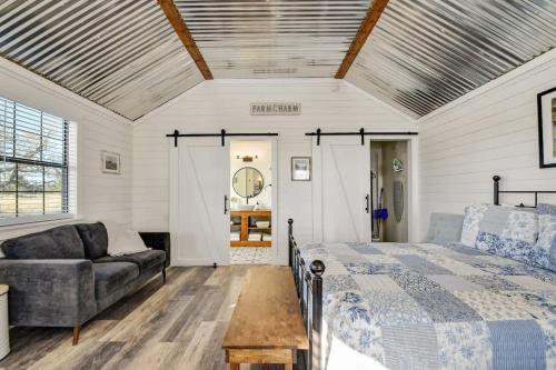 Bonny Bluebonnets Cottage with Stunning Hill Country Views in Tivydale, USA
