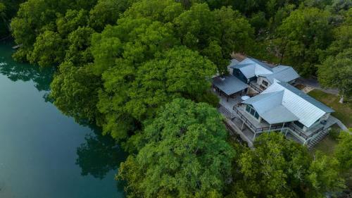 Luxury Riverfront Villa with Firepit & Gameroom! in Canyon Lake, USA