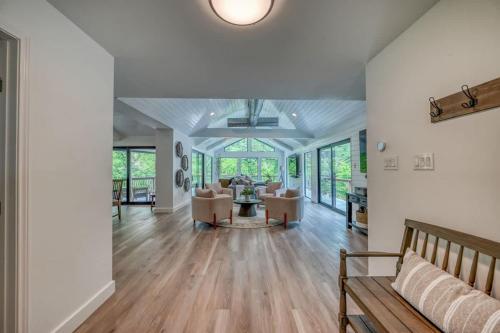 Luxury Riverfront Villa with Firepit & Gameroom! in Canyon Lake, USA