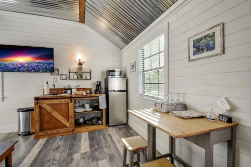 Bonny Bluebonnets Cottage with Stunning Hill Country Views in Tivydale, USA