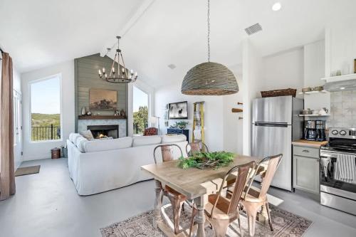 Gorgeous Home with Hot Tub 5min from the River in New Braunfels, USA