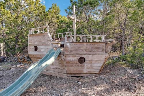 Gorgeous Home with Hot Tub 5min from the River in New Braunfels, USA
