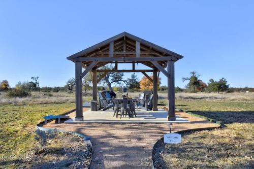Bonny Bluebonnets Cottage with Stunning Hill Country Views in Tivydale, USA