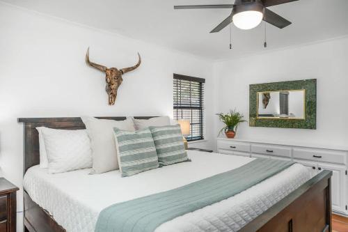Pecan Retreat-Half Mile to Main in Fredericksburg, USA