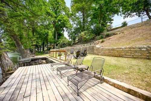 Luxury Lakefront Oasis with Boat Dock-Firepit in McQueeney, USA