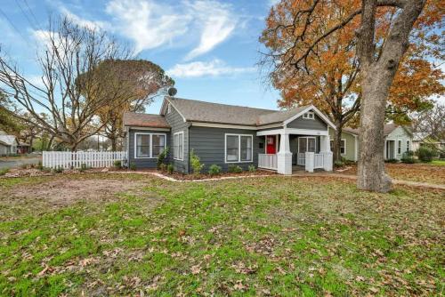 Harley House with Hot Tub & Grill - Historic District in Fredericksburg, USA