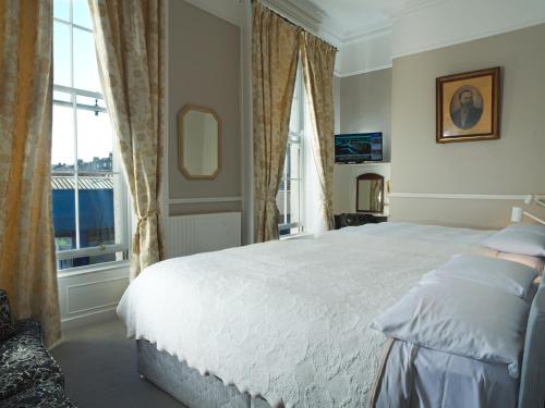 Harveys Guest House Room Type - Family Room - 2 Doubles