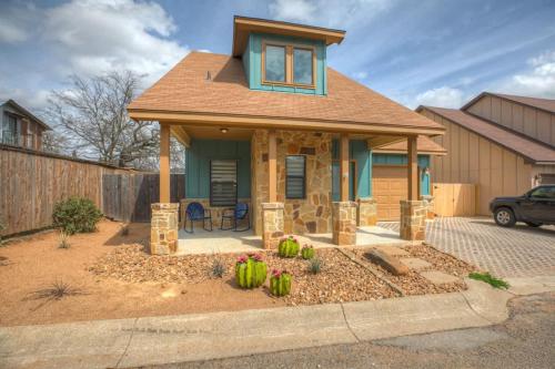 Luxury Modern Home with Hot tub Deck & Firepit! in Fredericksburg, USA