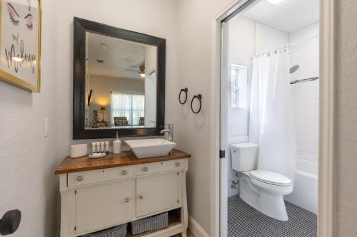La Casita: Hot-tub & Firepit, 15 min to Fred! in Tivydale, USA