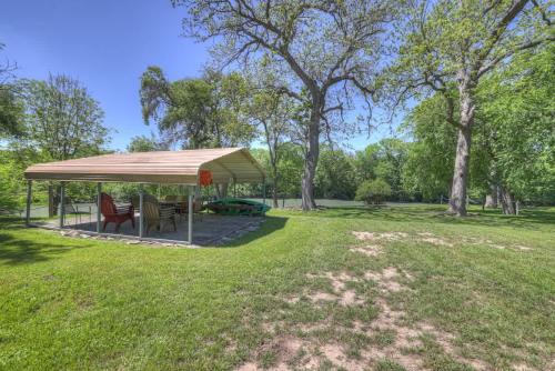 Gettin Guada loopy with Hot Tub & Riverfront in New Braunfels, USA