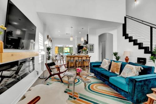 Luxury Modern Home with Hot tub Deck & Firepit! in Fredericksburg, USA