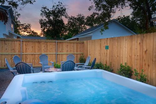 Southern Vine Sip and Stay Combo in Fredericksburg, USA