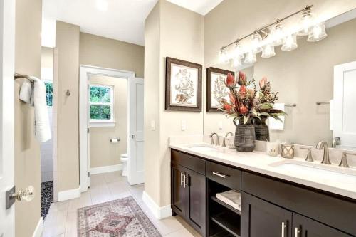 Luxury Homes! With a Pool-Jacuzzi-Outdoor Kitchen! in Fredericksburg, USA