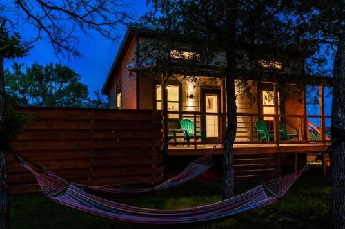 Bluebonnet Waterfront Cottage with Hot Tub in Morris Ranch, USA