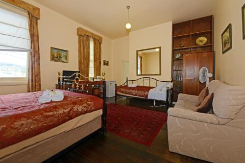 Edinburgh Gallery Bed & Breakfast - Tap to explore photos